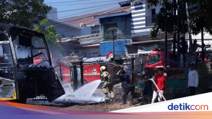 Bus Terbakar di Depan SMA 5 Makassar Diduga Akibat Percikan Las