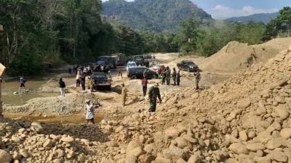 TNI/Polri Sita 3 Excavator Tambang Emas Ilegal di Bajo Barat Luwu