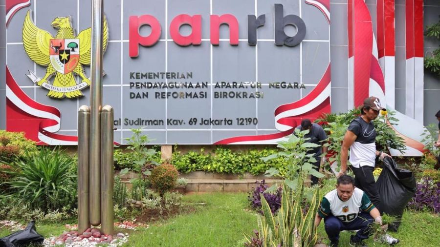 Anak Krakatau Semburkan Abu Vulkanik, ASN Boleh WFH Sampai Kapan?