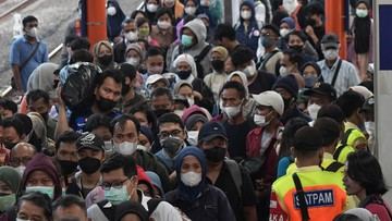 KAI Imbau Penumpang KRL Pakai Masker Imbas Erupsi Gunung Anak Krakatau