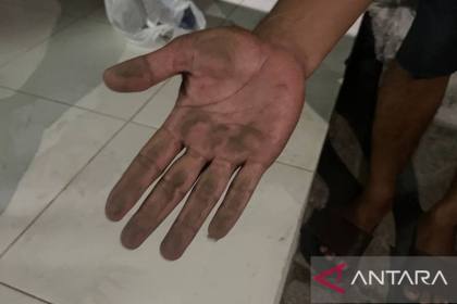 Erupsi Anak Krakatau tebar abu di Banten, warga keluhkan mata perih