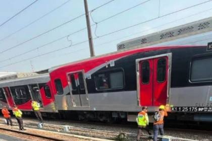 Kereta anjlok di Stasiun Kota, KAI Commuter operasikan kereta penolong