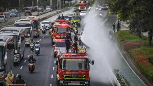 Damkar DKI Bersihkan Abu Vulkanik di Lima Wilayah Jakarta