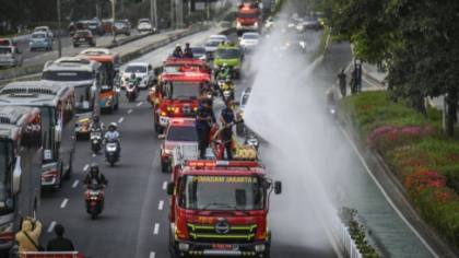 Damkar DKI Bersihkan Abu Vulkanik di Lima Wilayah Jakarta