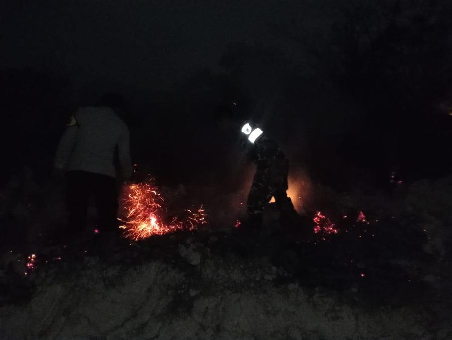 Kebakaran 10 Hektare Lahan di Kolaka Timur, Babinsa dan Bhabinkamtibmas Bantu Padamkan Api