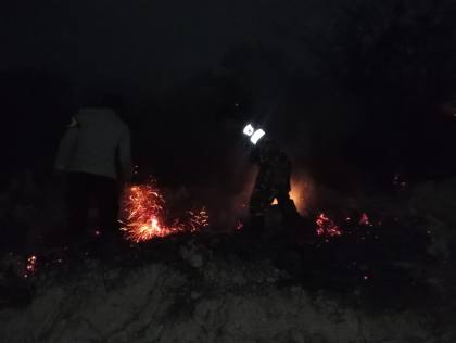 Kebakaran 10 Hektare Lahan di Kolaka Timur, Babinsa dan Bhabinkamtibmas Bantu Padamkan Api