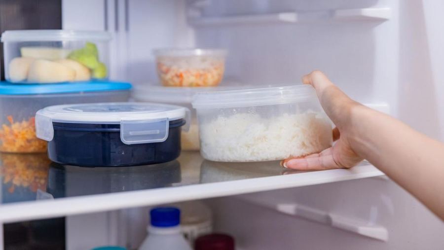 5 Ciri Ini Menandakan Makanan di Kulkas Sudah Basi, Segera Buang