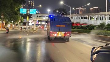 Water Cannon Polda Metro Semprot Jalanan Kurangi Sebaran Abu Anak Krakatau