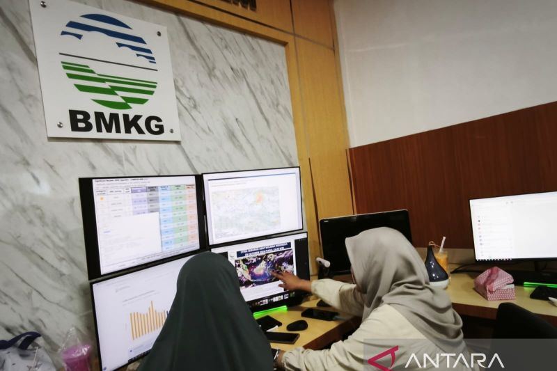 Senin, BMKG prakirakan hujan guyur mayoritas kota besar di Indonesia