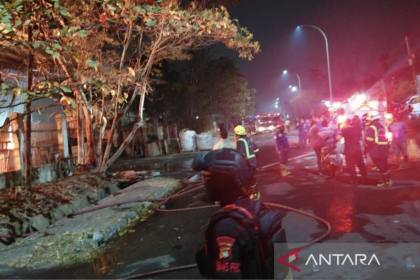 Brimob Polda Metro amankan lokasi kebakaran pabrik di Lippo Cikarang