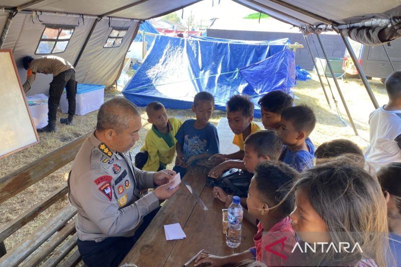 Polri gelar "trauma healing" bagi anak pengungsi gempa di Manggarai