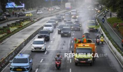 BPBD Semprot Air Jalanan di Kota Bandung Imbas Sebaran Avu Vulkanik