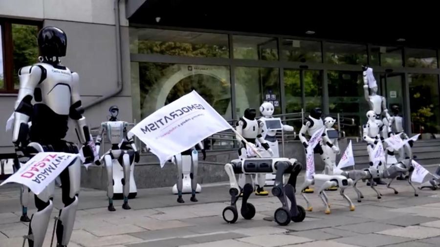 Gerakan Semangat Robot Turun ke Jalan Unjuk Rasa Minta AI Diatur
