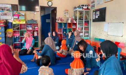 Cinta Lingkungan, BEM Unair dan Mahasiswa Brunei Ajak Anak PAUD Berkreasi dari Galon Bekas