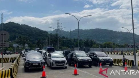 Penyeberangan Kapal Merak-Bakauheni di Tengah Erupsi Gunung Anak Krakatau Masih Beroperasi Normal