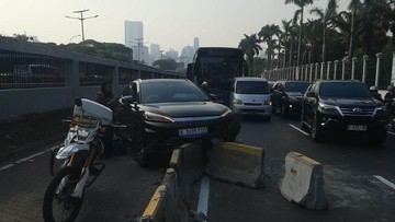 Mobil Listrik Tabrak Motor dan Separator Busway Depan DPR, Lalin Macet