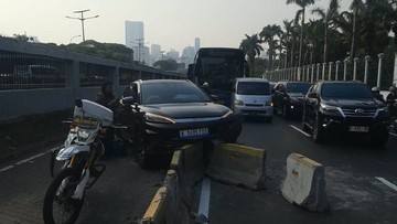 Mobil Listrik Tabrak Motor dan Separator Busway Depan DPR, Lalin Macet