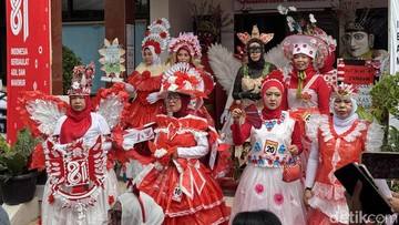 Kreatif! Fashion Show di Jakbar Pakai Busana dari Sampah Daur Ulang