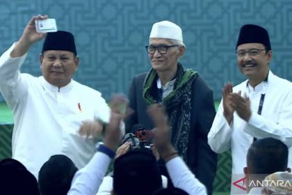Prabowo terima kartu anggota NU di penutupan Muktamar ke-35 NU