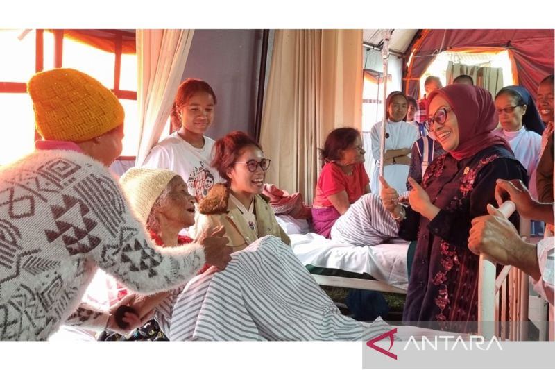 Jenguk pasien RSU Santu Rafael Cancar, Menteri PPPA doakan lekas pulih