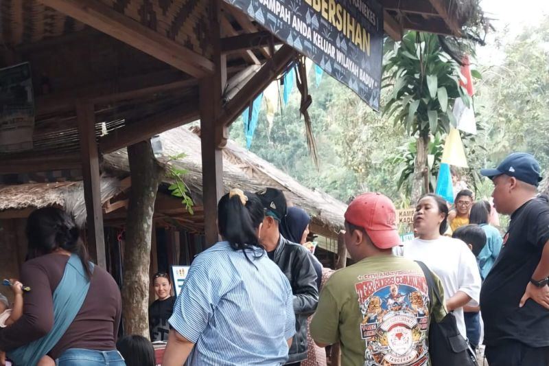Wisatawan padati permukiman Badui sambil berburu durian  ‎