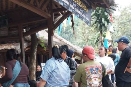 Wisatawan padati permukiman Badui sambil berburu durian  ‎
