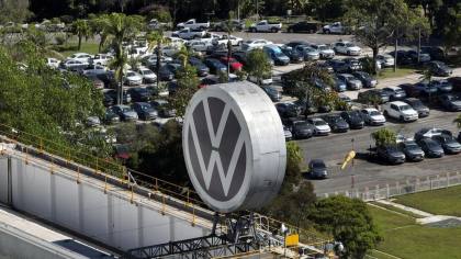 Keok Lawan Produk China-Tarif Trump, VW Putuskan PHK 100.000 Karyawan