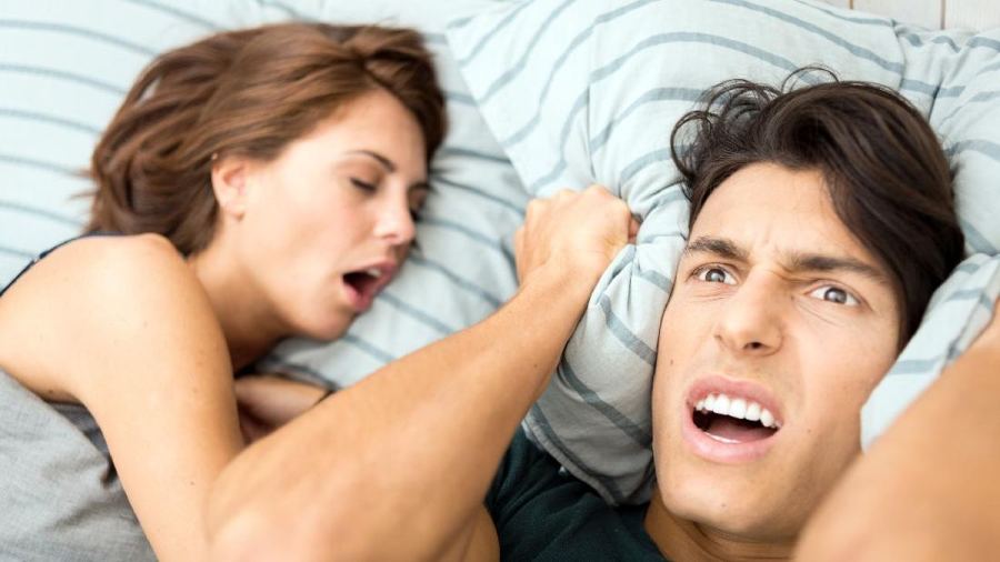 Tidur di Samping Pasangan yang Mendengkur, Apa Dampaknya?