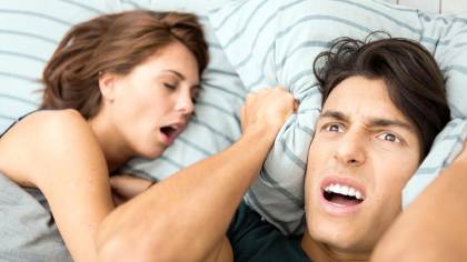 Tidur di Samping Pasangan yang Mendengkur, Apa Dampaknya?