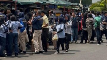 Borong Dagangan UMKM, Zulhas Beri Kejutan Makan Gratis buat Ojol-Pemulung