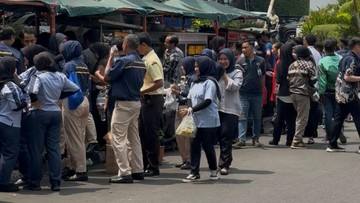 Borong Dagangan UMKM, Zulhas Beri Kejutan Makan Gratis buat Ojol-Pemulung