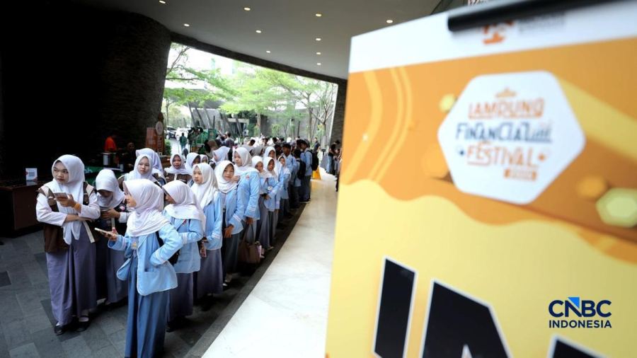 Potret Ratusan Pelajar-Mahasiswa Antre di Lampung Financial Festival