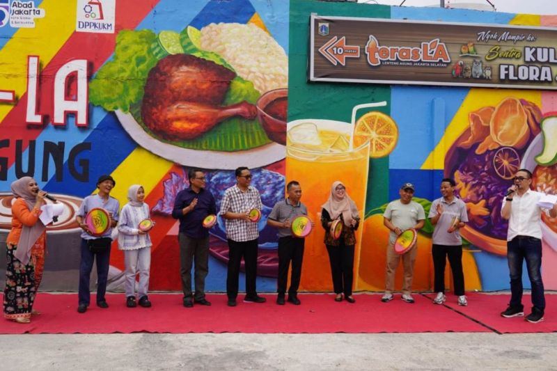Komunitas mural Jakarta percantik Sentra Kuliner Teras Lenteng Agung