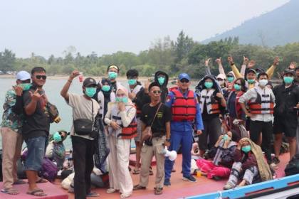 Petugas bagikan masker & ingatkan wisatawan patuhi zona aman Krakatau