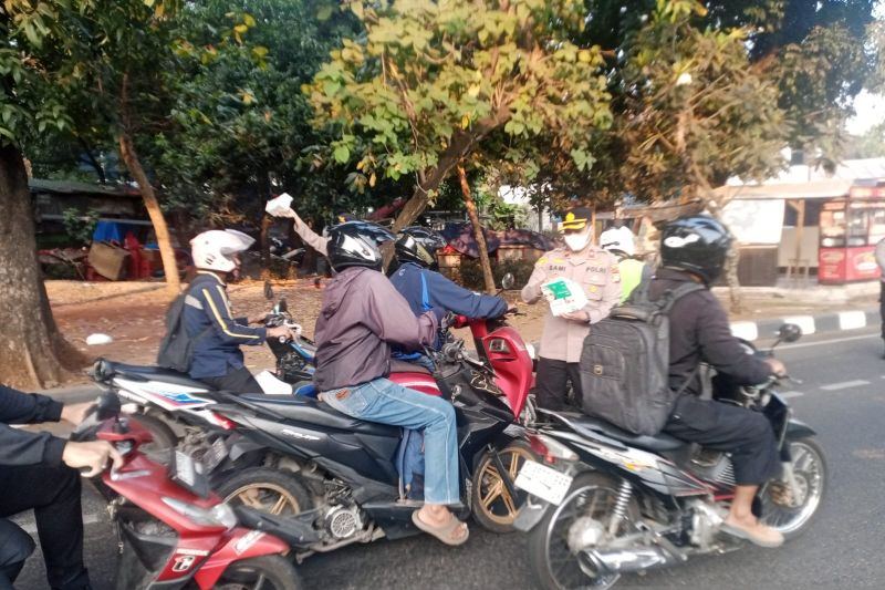 Polsek Kebayoran Baru bagikan masker antisipasi debu vulkanik