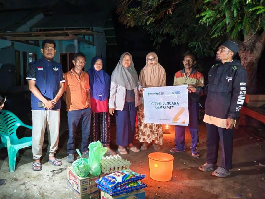 Lima Hari Pasca Bencana: Desa Tonggurambang Gelap Gulita, Relawan WIZ Salurkan Bantuan Di Bawah Remang Pelita