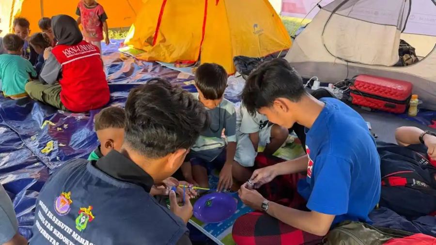 Mahasiswa Unhas Ikut Cari Sumber Air Buat Puskesmas Darurat di Kampung Dampek NTT
