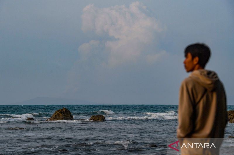 Abu vulkanik yang mengenai mata harus dibilas dengan air bersih