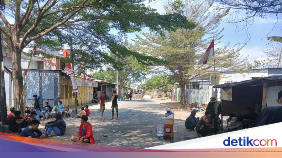Bentrok Tolak Eksekusi Lahan di Jalan Dg Tata Makassar, Massa Blokade Jalan