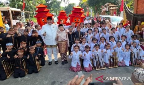 Bupati Bogor Hadiahi Tim Angklung SDN Cibatok 03 Wisata ke Taman Safari