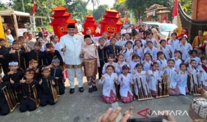Bupati Bogor Hadiahi Tim Angklung SDN Cibatok 03 Wisata ke Taman Safari