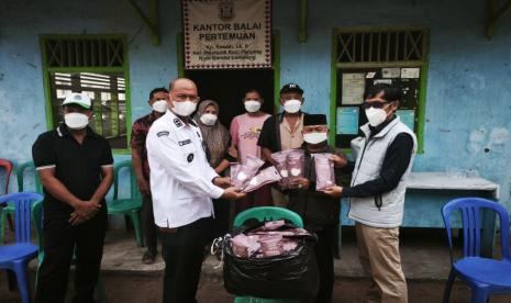 Semen Baturaja Bagikan Masker ke Warga Way Lunik Antisipasi Dampak Erupsi Anak Krakatau