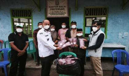 Semen Baturaja Bagikan Masker ke Warga Way Lunik Antisipasi Dampak Erupsi Anak Krakatau