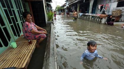FOTO: Banjir Rendam Sejumlah Titik di Kota Medan