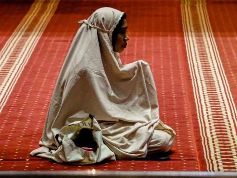 Bolehkah Melintas di Depan Orang yang Sedang Shalat?