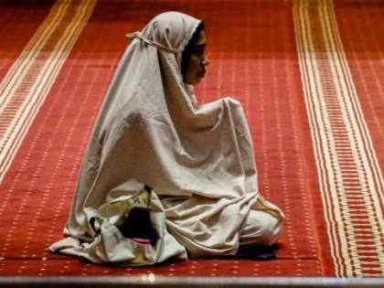 Bolehkah Melintas di Depan Orang yang Sedang Shalat?