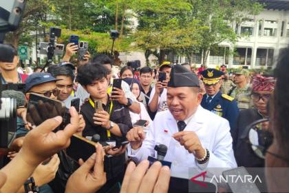 KDM serahkan langsung bantuan Jabar untuk rumah korban gempa NTT