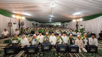 Momen 70 Driver Gojek Persiapan Berangkat Umrah Bulan Depan, Haru & Khidmat