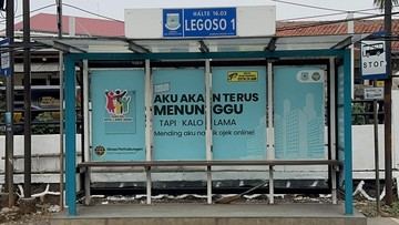 Dishub Tangsel Bakal Copot Stiker 'Mending Aku Naik Ojek Online' di Halte