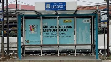 Dishub Tangsel Bakal Copot Stiker 'Mending Aku Naik Ojek Online' di Halte